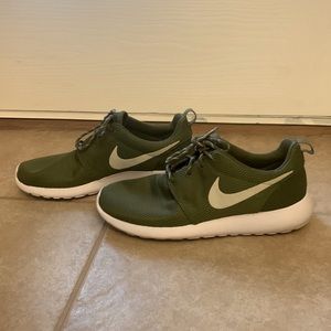 Nike olive green tennis shoes. Lightly used. Size: 9